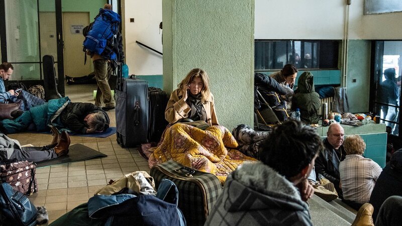 Families Like Ours Staffel 1 Folge 5 Provisorisch untergebracht auf der Reise ins Exil: Paprika Steen als Fanny (M.) – Bild: SRF/​StudioCanal /​ PER ARNESEN