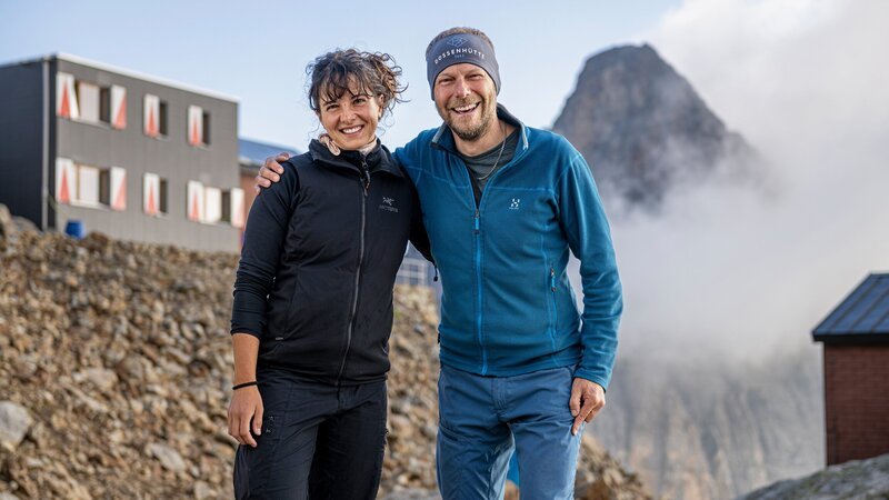 Dossenhütte: Hüttenhilfe Ronja Trachsler und Hüttenwart David Zweifel – Bild: SRF/​Adrian Baumann