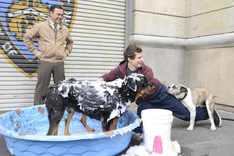 Pictured: (l-r) Joe Lo Truglio as Charles Boyle, Andy Samberg as Jake Peralta – Bild: UNIVERSAL TELEVISION LLC