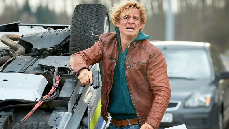 Ein Transporter wird auf der Autobahn von einem SUV attackiert. Als Paul (Daniel Roesner) und sein Partner sich einschalten, eröffnen die Männer aus dem Geländewagen das Feuer … – Bild: RTL