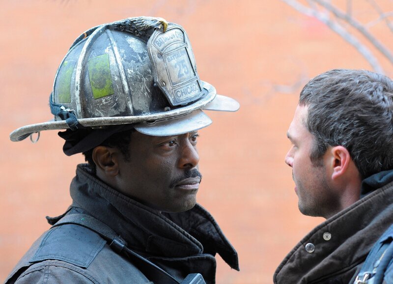 Chicago Fire Der letzte Einsatz – It Ain’t Easy Staffel 1, Episode 9 Geraten aneinder: Eamonn Walker als Chief Boden, Taylor Kinney als Kelly Severide – Bild: SRF/​NBC Universal