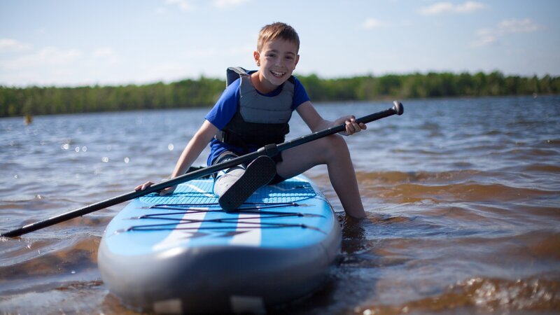 Endrik Schmid (11) macht Urlaub im Lausitzer Seenland und mag besonders Stand-Up Paddeln am Senftenberger See. – Bild: ZDF
