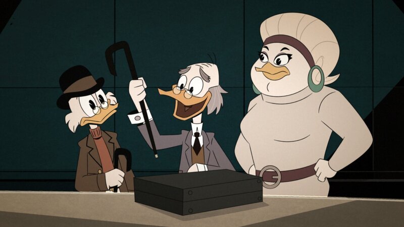 „Disneys DuckTales“, „Die vertrauliche Akte von Agentin 22.“ Frieda wird entführt und ihre Vergangenheit als Geheimagentin kommt ans Licht: Gemeinsam mit Dagobert hat sie einst die ehemalige Chemikerin Black Heron daran gehindert, eine Synthese des mystischen „Gummibärensafts“ herzustellen. Nun ist Black Heron zurück, um ihr Werk zu vollenden. Dagobert und Nicky machen sich auf, um Frieda zu retten. – Bild: Courtesy of Disney+
