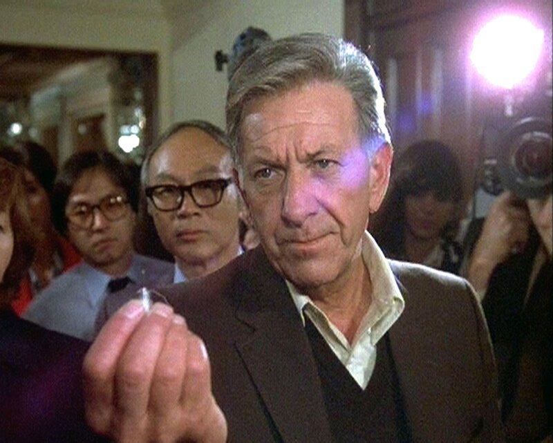 In letzter Sekunde kann Quincy (Jack Klugman) ein Attentat auf Senator Pike verhindern. – Bild: RTLup