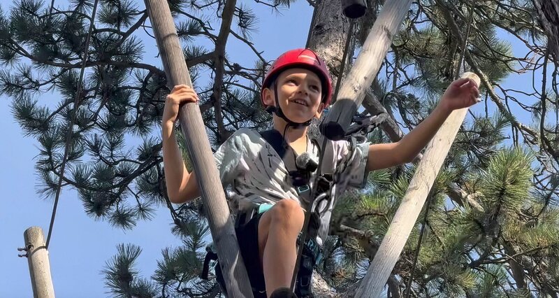 Für Benni und Gucki geht es diesmal mit professioneller Kletterausrüstung in den Waldseilpark am Wiener Kahlenberg. – Bild: ORF/​Mabon Film