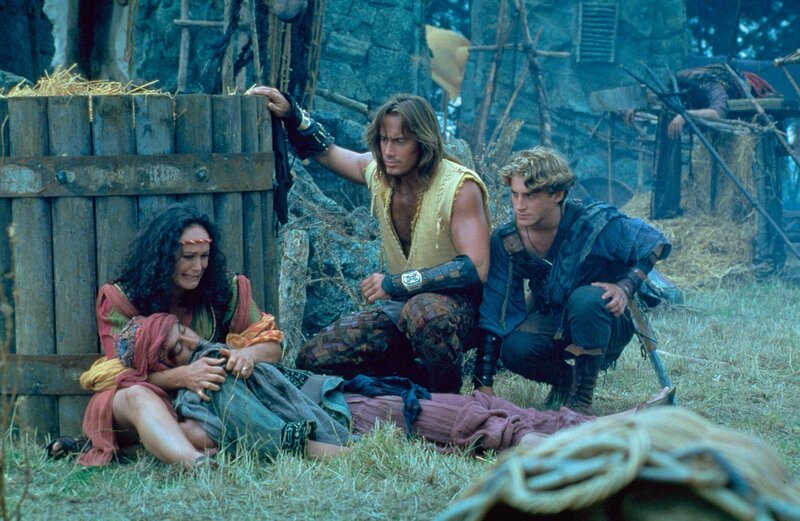 Der grausame Feldherr Darphus wiegelt seine eigenen Leute gegen Xena auf und schafft so eine ungewöhnliche Allianz: Xena und Hercules (Kevin Sorbo) verbünden sich, um Darphus zu bezwingen. Doch Kriegsgott Ares erweckt den Getöteten zu neuem Leben und gibt ihm einen Kampfgefährten an die Seite: den schrecklichen Götterhund Graecus. – Bild: NBC Universal