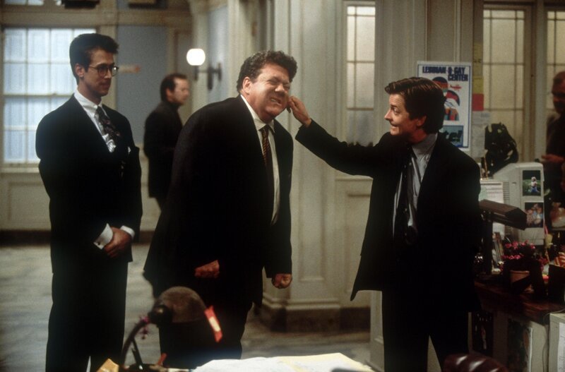 Mike (Michael J. Fox, r.) greift zu unkonventionellen Mitteln, um Dan Donaldson (George Wendt, M.) zu überzeugen, ein völlig heruntergekommenes Altenheim zu kaufen und zu sanieren. – Bild: TM+ DreamWorks LLC. All Rights Reserved.