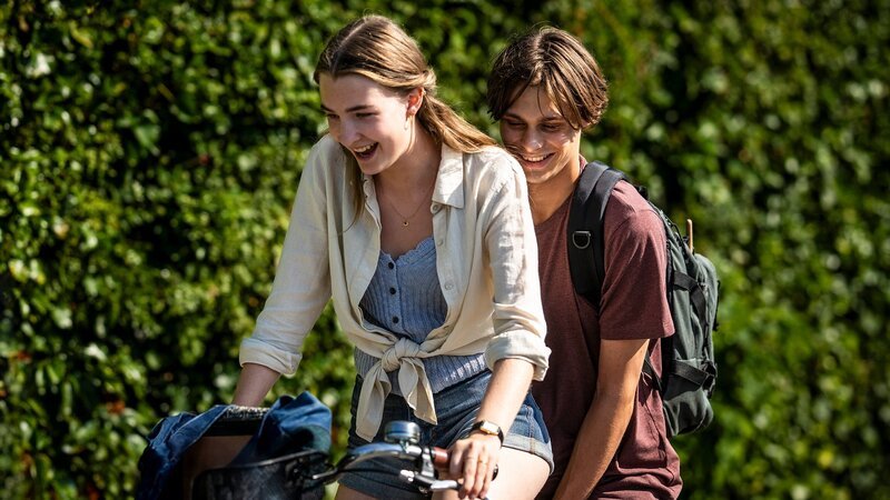 Frisch verliebt auf dem Fahrrad: Amaryllis April Maltha August als Laura, Albert Rudbeck Lindhardt als Elias – Bild: SRF/​StudioCanal /​ PER ARNESEN
