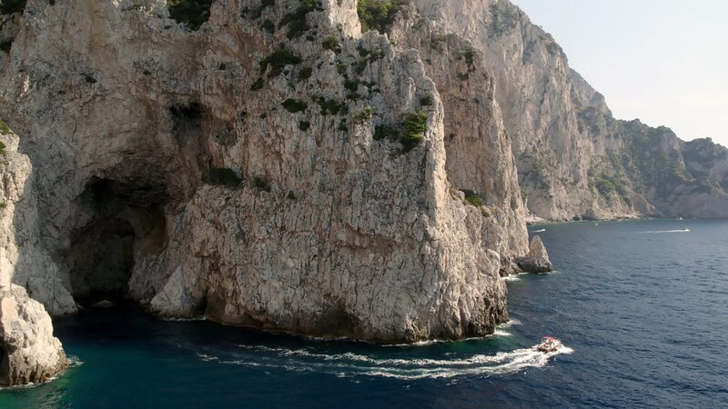 Die berühmte Blaue Grotte verbirgt sich unter den steil aufragenden Felsklippen von Capri. – Bild: History