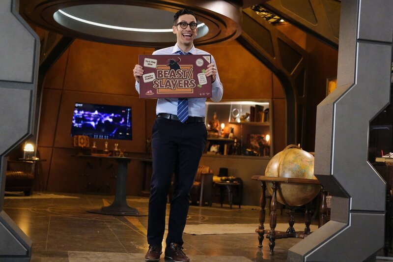 Adam Tsekham (Gary Green) – Bild: DC /​ Warner Bros. Ent. Inc.