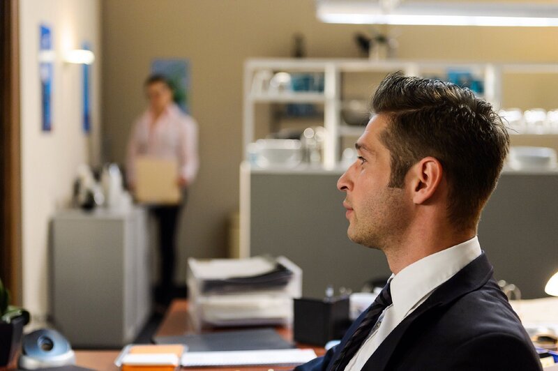 Traumsequenz: Deniz (Igor Dolgatschew) triggert Phantasien über Toni (Michèle Fichtner), die er hinter einer Flirtoffensive vermutet. – Bild: RTL /​ Willi Weber