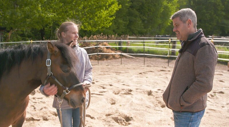 V.l.: Huzulen-Pony „Wango“, Laura und Bernd Hackl. – Bild: TVNOW /​ Mina Tv