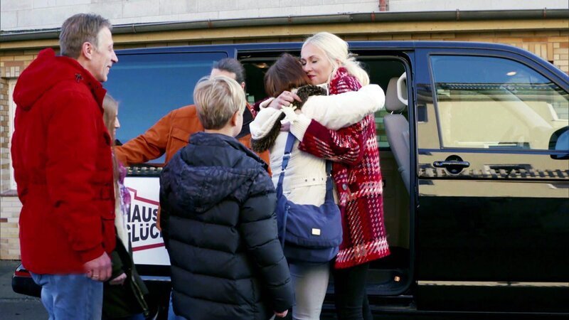 Resi Colter (re.) und John Kosmalla verabschieden sich von Ramon und seiner Familie. – Bild: RTL II