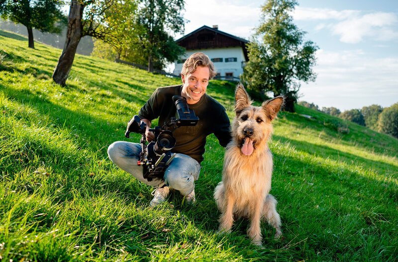 Tobi mit Filmhund Chewakka. Er spielt in der Serie „Racko – Ein Hund für alle Fälle“ die Hauptrolle: Racko! – Bild: BR/​Hans-Florian Hopfner/​megaherz gmbh