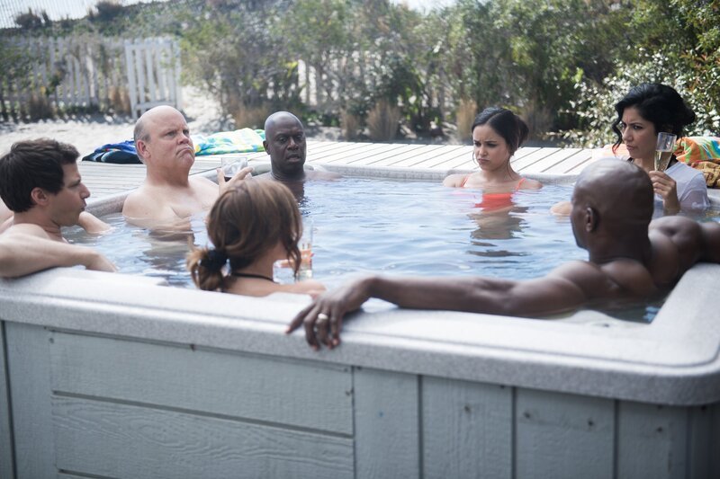 (v.l.n.r.) Jake Peralta (Andy Samberg); Hitchcock (Dirk Blocker); Gina Linetti (Chelsea Peretti); Captain Ray Holt (Andre Braugher); Amy Santiago (Melissa Fumero); Terry Jeffords (Terry Crews); Rosa Diaz (Stephanie Beatriz). – Bild: UNIVERSAL TELEVISION LLC.