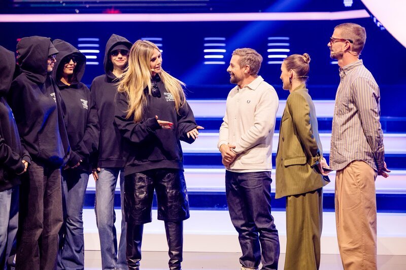 (v.l.n.r.) Heidi Klum; Klaas Heufer-Umlauf; Jeannine Michaelsen; Joko Winterscheidt – Bild: Joyn /​ Nadine Rupp