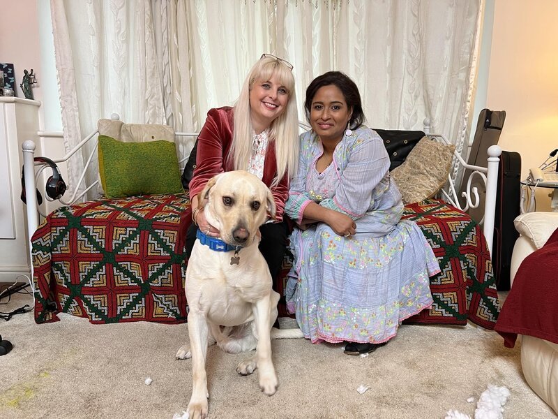 Pet Psychic Beth Lee-Crowther with contributor Shaila Haque-Brand and Lebu the dog – Bild: Middlechild Productions Limited