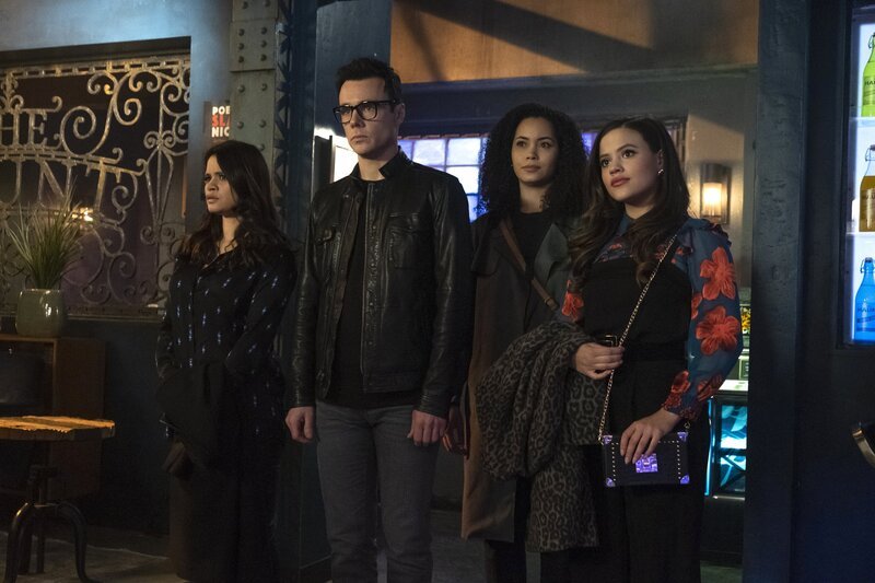 (v.l.n.r.) Mel Vera (Melonie Diaz); Harry Greenwood (Rupert Evans);  Macy Vaughn (Madeleine Mantock); Maggie Vera (Sarah Jeffery) – Bild: The CW Network, LLC.
