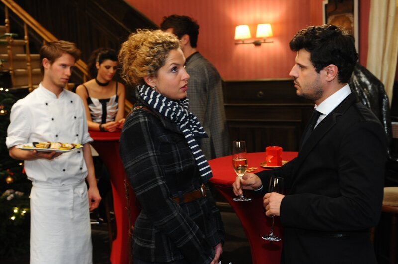 Was ist mit Nina (Maria Wedig, 2.v.r.) und Luca (Manuel Cortez, r.) los? – Bild: SAT.1 /​ Oliver Ziebe Eigenproduktionsbild frei