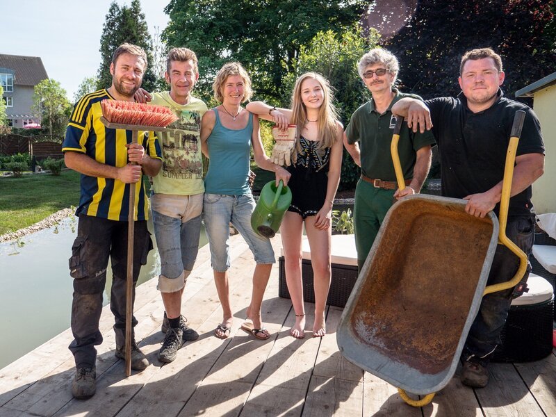 V.l.: Claus, Frank, Frau Claudia, Tochter Celine, Ralf und Henrik – Bild: RTL