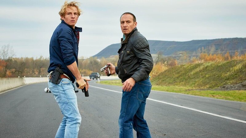 Paul (Daniel Roesner, l.) und Semir (Erdogan Atalay) werden auf der Autobahn Zeuge eines brutalen Mordes an einem jungen Motorradfahrer. – Bild: RTL /​ Guido Engels