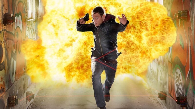 Alex ( Vinzenz Kiefer) wird von einer Explosion aus der Fabrik geschleudert … – Bild: RTL