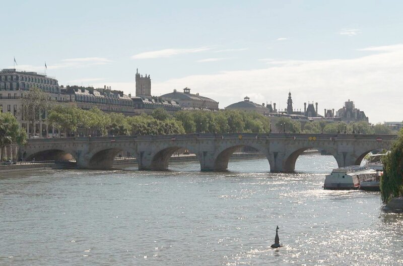 In Paris, der Hauptstadt der Menschenrechte, kamen Christo und Jeanne-Claude auf die Idee, ein Zeichen für die Freiheit zu setzen: In spektakulären Aktionen hüllten sie Gebäude auf der ganzen Welt in Stoffbahnen. – Bild: ARTE F /​ Elephant Doc