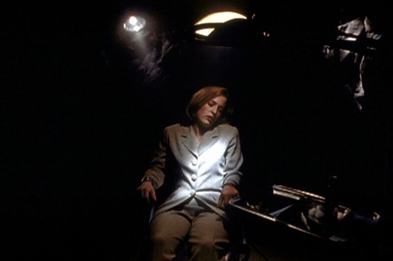 Scully (Gillian Anderson) ist Opfer eines wahnsinnigen Entführers geworden, der die Fähigkeit besitzt, Fotografien durch die Kraft seines Geistes zu manipulieren. – Bild: TM + © 2000 Twentieth Century Fox Film Corporation. All Rights Reserved. Lizenzbild frei