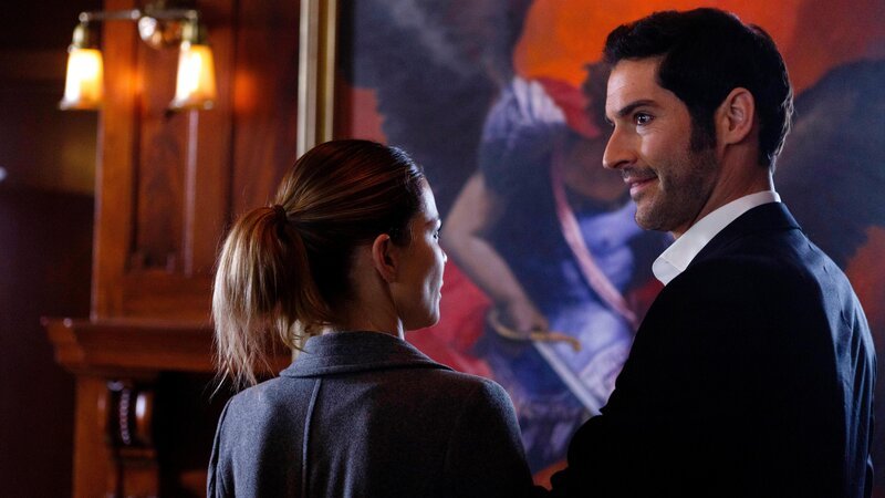 Auf dem Rücken eines weiblichen Mordopfers wurden die Worte „Gegrüßt seist Du, Lucifer“ eingeritzt. Der Höllenfürst gerät selbst unter Mordverdacht. – Bild: @RTL