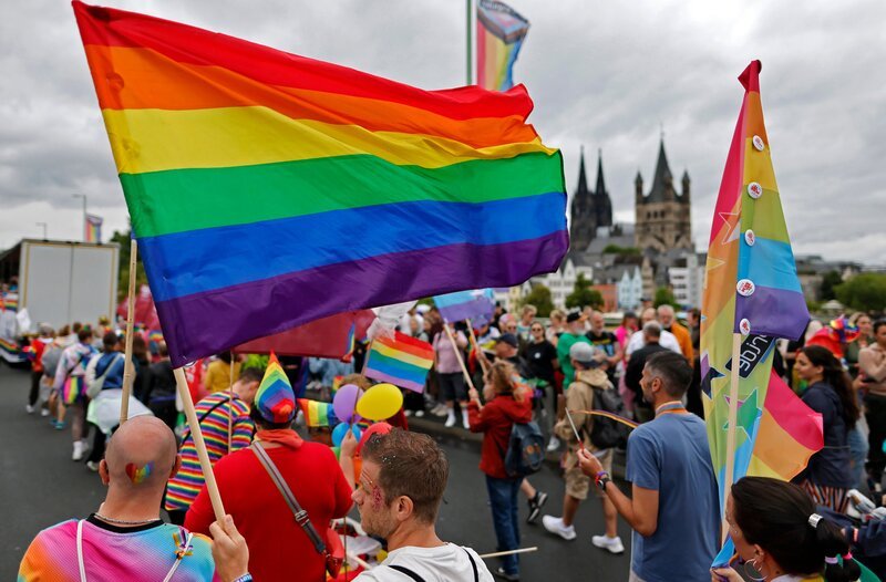 CSD-Besucher auf der alljährlichen CSD-Parade im Rahmen des Cologne Pride 2025 in Köln. – Bild: WDR /​ ddp /​ Panama Pictures /​ WDR Kommunikation/​Redaktion Bild