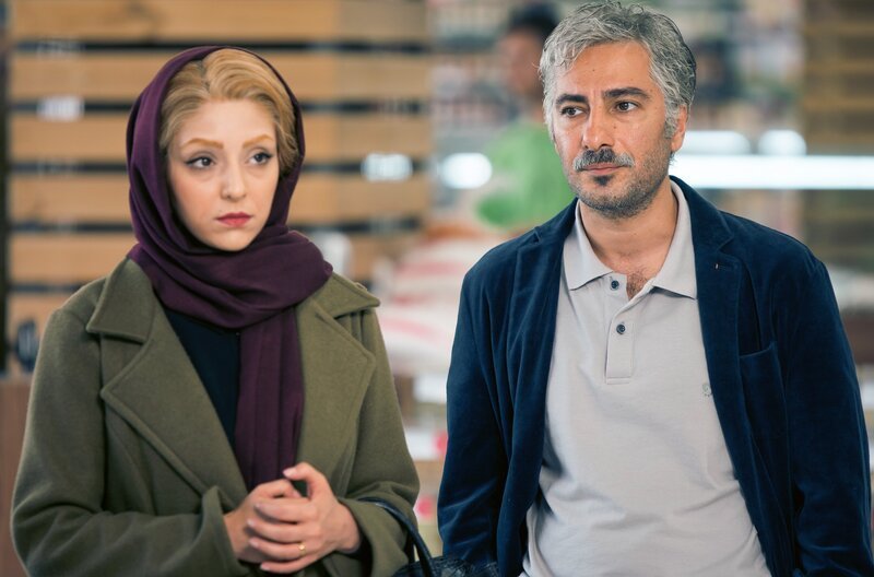 Ali (Navid Mohammadzadeh, re.) und Alma (Hasti Mahdavifar, li.) als Undercover-Agenten verkleidet – Bild: HA international