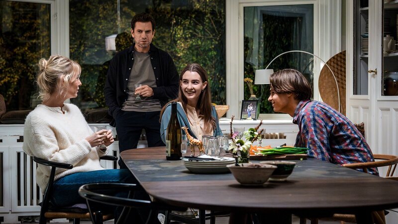 Families Like Ours Staffel 1 Folge 3 Beschwingter Moment trotz schwieriger Situation: Helene Reingaard Neumann als Amalie, Nikolaj Lie Kaas als Jacob, Amaryllis April Maltha August als Laura, Albert Rudbeck Lindhardt als Elias – Bild: SRF/​StudioCanal /​ PER ARNESEN