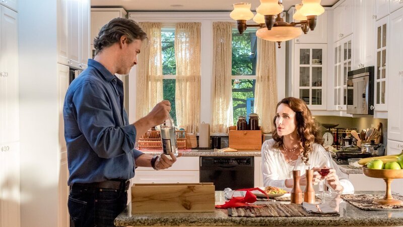 Noch weiß Olivia (Andie MacDowell, r.) nicht, dass Jack (Dylan Neal, l.) einst ein großes Alkoholproblem hatte … – Bild: AXN White