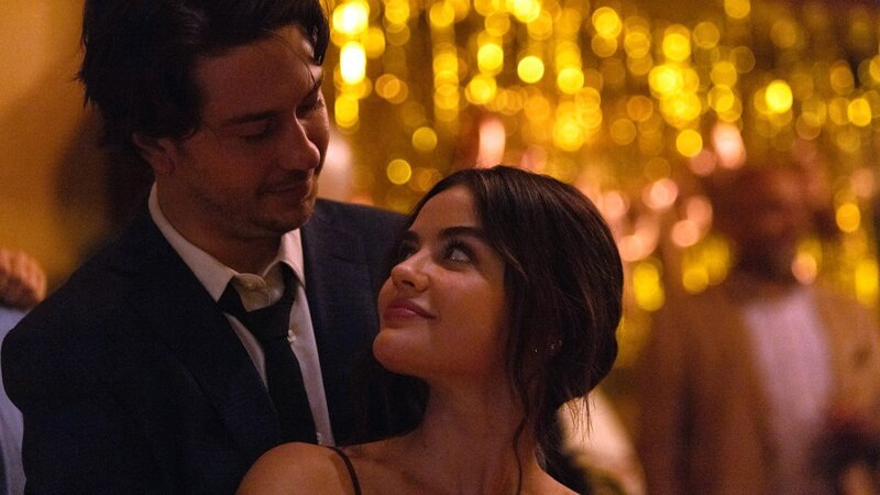 Die Journalistin Jane (Lucy Hale) und der Fotograf Will (Nat Wolff) fühlen sich auf der Hochzeit eines gemeinsamen Freundes sofort zueinander hingezogen. – Bild: RTLZWEI Die Journalistin Jane (Lucy Hale) und der Fotograf Will (Nat Wolff) fühlen sich auf der Hochzeit eines gemeinsamen Freundes sofort zueinander hingezogen. – Bild: RTLZWEI