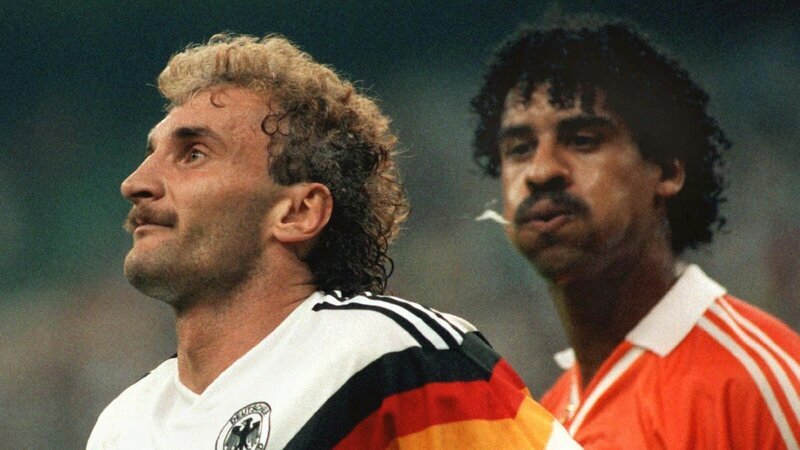 Rudi Völler – eine lebende Fußball-Legende. Unvergessen die Szene im WM-Achtelfinale 1990, als der Niederländer Frank Rijkaard den deutschen Stürmer anspuckt. „Terra X History“ erinnert an große Momente auf dem Spielfeld und zeichnet ein Portrait des deutschen Ausnahme-Fußballers Rudi Völler. – Bild: ZDF