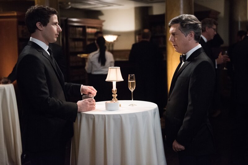 Jake Peralta (Andy Samberg, l.); Geoffrey Hoytsman (Chris Parnell, r.) – Bild: UNIVERSAL TELEVISION LLC