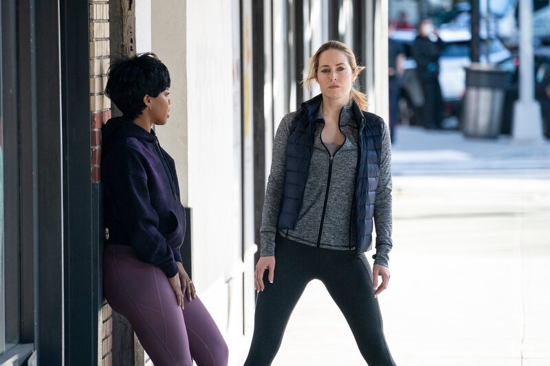 Danielle Moné Truitt as Sergeant Ayanna Bell, Charlotte Sullivan as Gina Cappelletti – Bild: @RTL