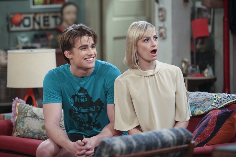 Nicht immer einer Meinung: Nash (Austin Falk, l.) und Caroline (Beth Behrs, r.) … – Bild: Warner Bros. Television