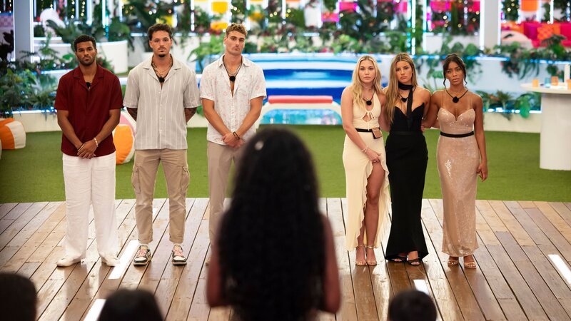 LOVE ISLAND USA -- Episode 718 -- Pictured: (l-r) Jeremiah Brown, Jose „Pepe“ Garcia-Gonzalez, Austin Shepard, Hannah Fields, Iris Kendall, Amaya Espinal – Bild: Peacock TV LLC
