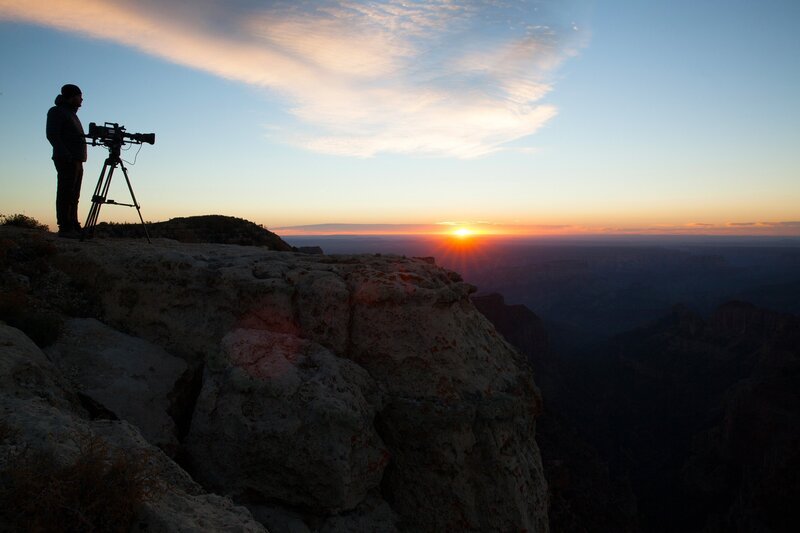 Kameramann Yann Sochaczewski wartet am nördlichen Rand des Grand Canyons auf den Sonnenuntergang. Nur wenige Besucher kommen auf die etwas höhere Seite des Canyons. – Bild: ORF/​Doclights/​NDR Naturfilm/​Matthew Kline