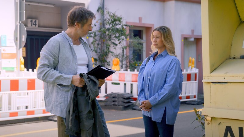 Ute (Isabell Hertel) hofft, dass sich Patrizia und Jori (Guido Broscheit) nicht verlieren. – Bild: RTL