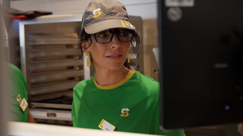 Roxanne Ruscheinsky im Subway in Mühldorf am Inn – Bild: RTL /​ 24 Autohof-Gruppe