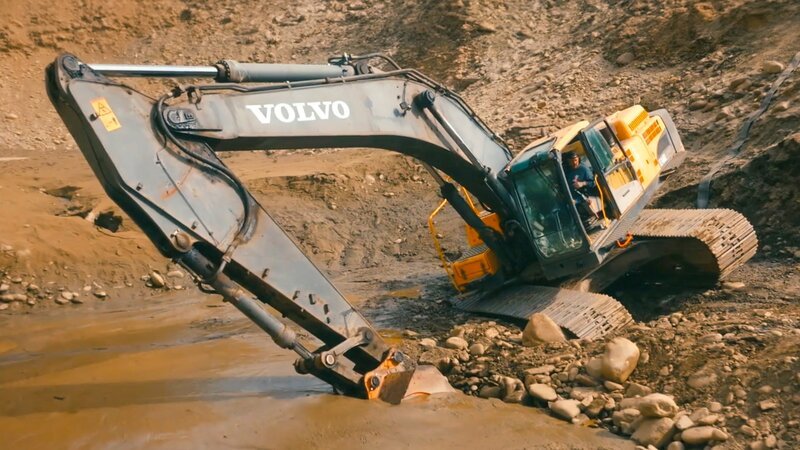 Rick Ness sinking a Volvo excavator in deep mud while attempting to mine for gold. – Bild: DMAX