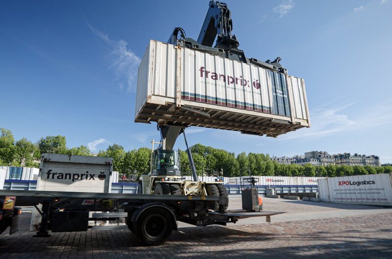Ein einziges Schiff ersetzt 41 Lastwagen – das spart CO2 ein und entlastet die überfüllten Zufahrtsstraßen nach Paris. – Bild: Längengrad Filmproduktion