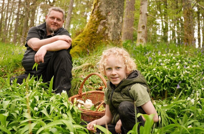 Arthur und sein Vater John Shahabeddin gehen so oft wie möglich im Wald auf Nahrungssuche. – Bild: Martin Koddenberg