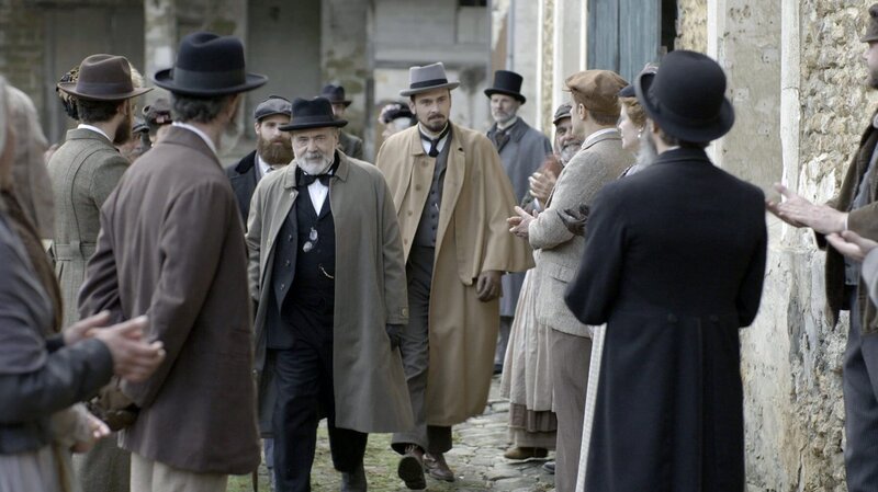Louis Pasteur (Patrick Bonnel, Mitte li.) und sein Assistent (Paul Lefèvre, Mitte re.) kommen in Pouilly-le-Fort an, um ein Experiment durchzuführen. (Spielszene) – Bild: Martange Louis Pasteur (Patrick Bonnel, Mitte li.) und sein Assistent (Paul Lefèvre, Mitte re.) kommen in Pouilly-le-Fort an, um ein Experiment durchzuführen. (Spielszene) – Bild: Martange