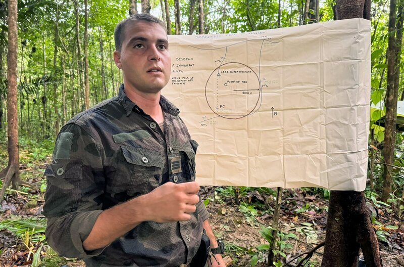 Capitaine Clément und seine Fremdenlegionäre jagen illegale Goldwäscher im Nationalpark. – Bild: Sina Hutt