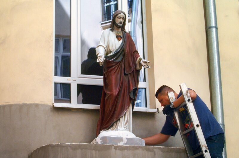 Zwischen Vergangenheit und Gegenwart: Arjun Talwar entdeckt die verborgenen Geheimnisse der Wilcza und ihrer Bewohner – etwa, dass religiöse Statuen die Innenhöfe entlang der Straße bevölkern. – Bild: Arjun Talwar