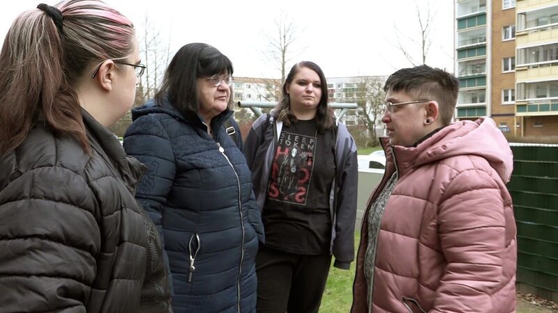 Sabrina (re.) verabschiedet sich von Mutter Brigitte und ihren Schwestern Nicole (2.v.re.) und Jana (li.) – Bild: RTLZWEI