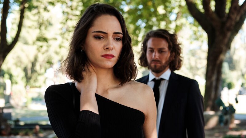 Alexander (Frederik Götz) beendet seine Beziehung mit Bobbi (Asli Melisa Uzun). – Bild: RTL
